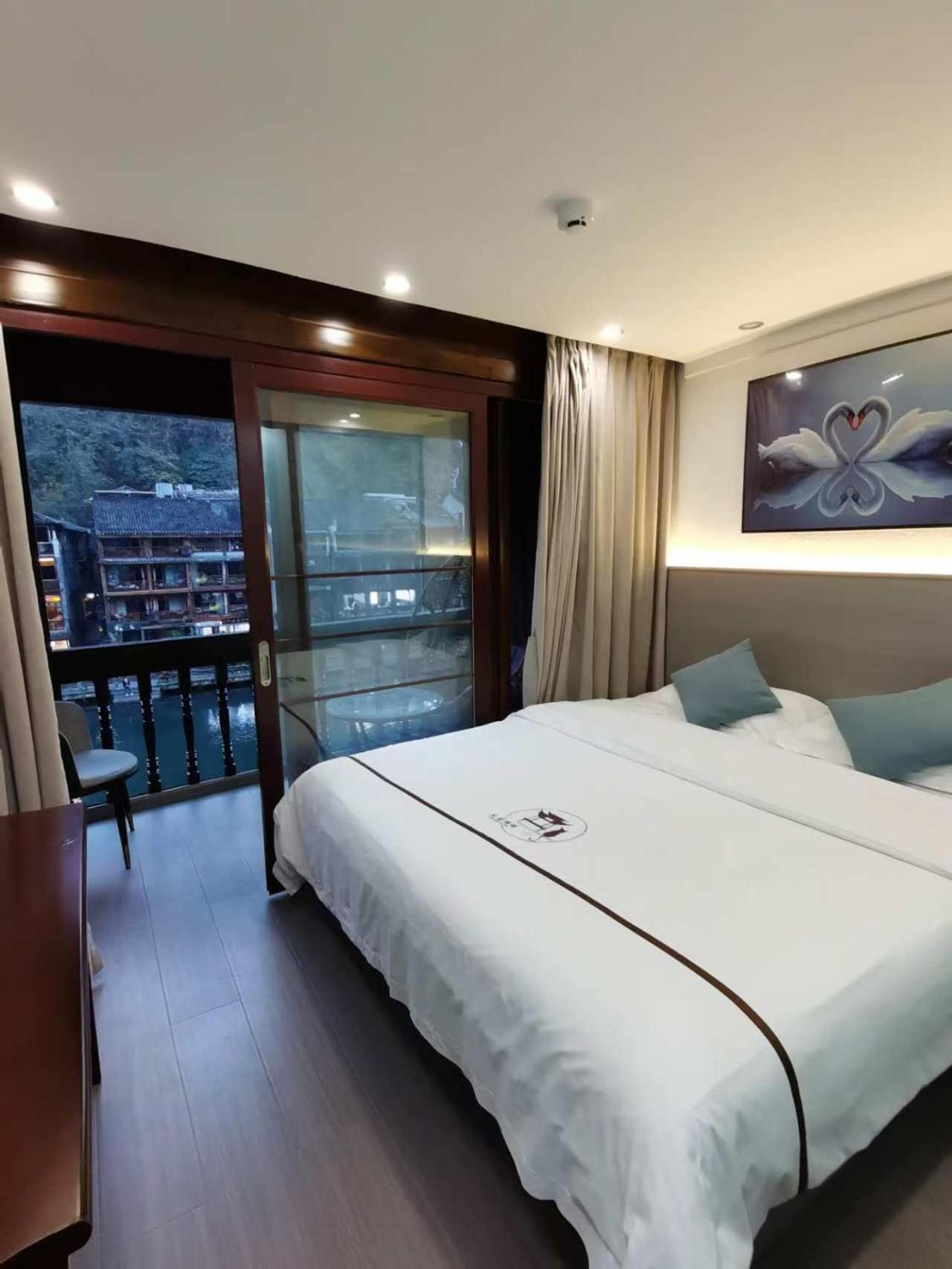 Fenghuang Ancient Town Lazy Cat Riverside Inn Exterior foto